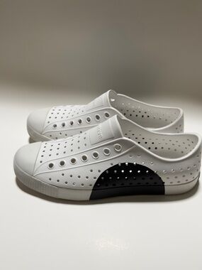 Native White Slip-On Sneakers with Black Side Accent unisex M 8 W 10